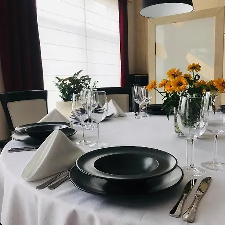 Restauracja 32 모텔 3*